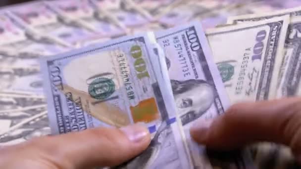 Hommes mains tenir une pile de dollars américains sur le fond de la rotation de l'argent — Video