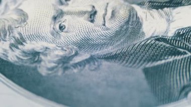 İki dolarlık banknot yavaş dönen Thomas Jefferson yüzünde