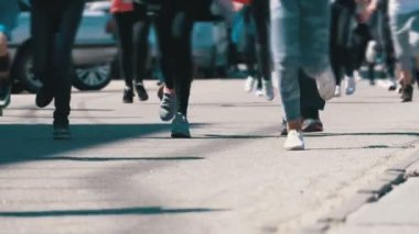 İnsanlar ve sporcular koşucular bacaklar kalabalık yolun şehrin git