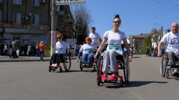 車椅子アスリート マラソンに参加している人。スローモーション — ストック動画