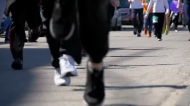 İnsanlar ve sporcular koşucular bacaklar kalabalık yolun şehrin git