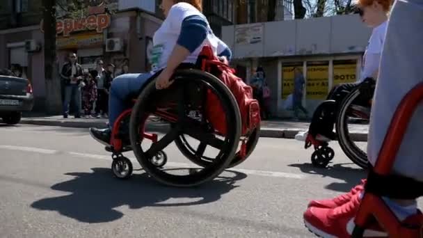 Люди в инвалидных колясках спортсмены, участвующие в марафоне. Slow Motion — стоковое видео