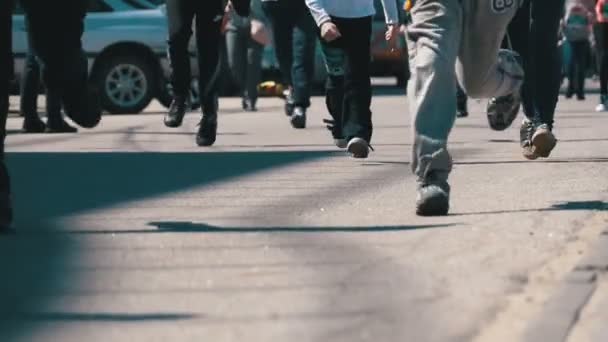 Piernas multitud de personas y atletas Corredores Correr a lo largo de la carretera en la ciudad — Vídeos de Stock