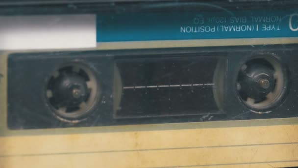 El casete de audio vintage en la grabadora gira — Vídeos de Stock