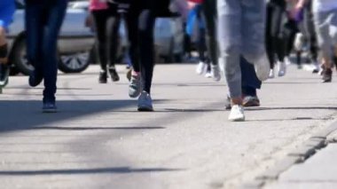İnsanlar ve sporcular koşucular bacaklar kalabalık yolun şehrin git