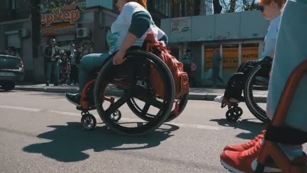 People in wheelchairs athletes participating in the marathon. Slow Motion — Stock Video