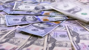 Farklı mezheplerin Amerikan dolar faturaları masanın üstüne düşmek
