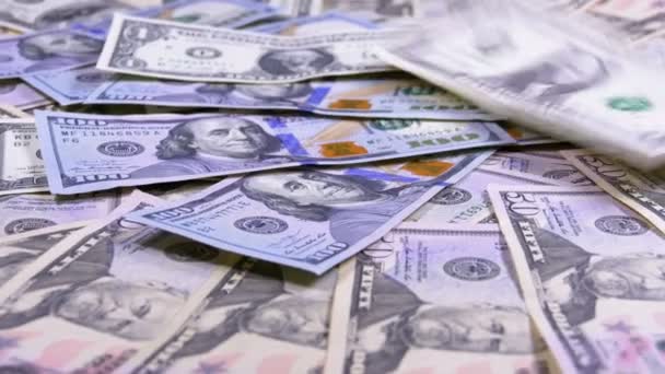 Amerikaanse Dollars rekeningen van verschillende denominaties vallen op tafel — Stockvideo