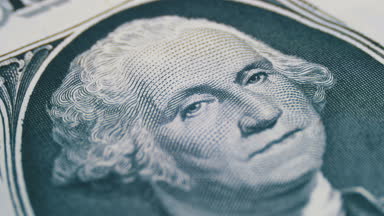 Bir dolarlık banknot üzerinde yavaş dönen George Washington portre