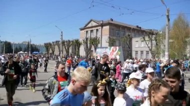 İnsanlar ve sporcular koşucular kalabalık şehir içinde yol boyunca çalıştırın. Ağır çekim