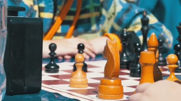 Schachbrett und Figuren. Checker-Wettbewerbe bei Kindern — Stockvideo