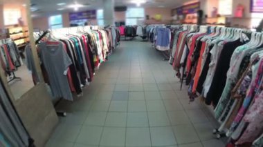 Elbise askıları satırlarla ikinci el dükkanı kapat. Alışveriş Merkezi içinde görüntülemek