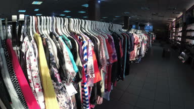 Elbise askıları satırlarla ikinci el dükkanı kapat. Alışveriş Merkezi içinde görüntülemek