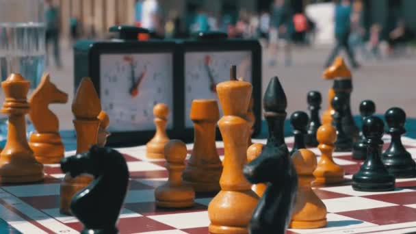 Schackbräde med schack klocka och siffror. Tävlingar i pjäser bland barn — Stockvideo