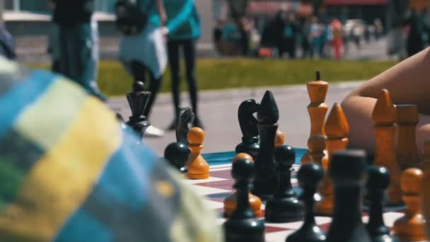 Tablero de ajedrez y figuras. Concursos en damas entre niños — Vídeos de Stock