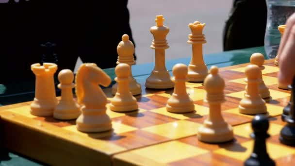 Шахматная доска и фигуры. Соревнования по шашкам среди детей — стоковое видео