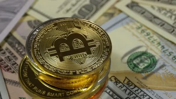 Stack di monete da Bitcoin, BTC e cambiali di dollari stanno ruotando — Video Stock