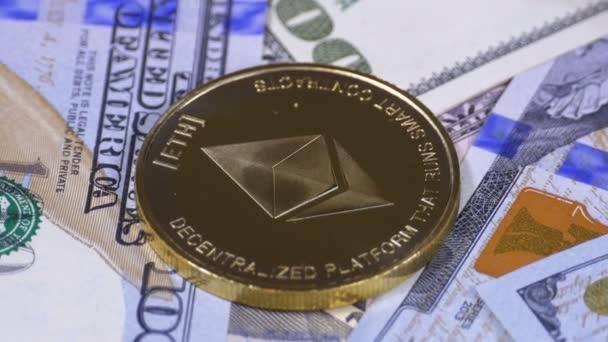 Złote Ethereum Monety, ETH i Bills of Dollars obracają — Wideo stockowe