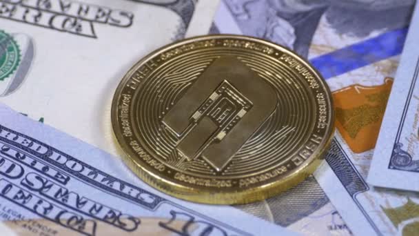 Cryptocurrency koin Dash emas dan tagihan dolar berputar — Stok Video