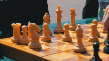 Satranç tahtası ve rakamlar. Dama çocuklar arasında yarışmalar