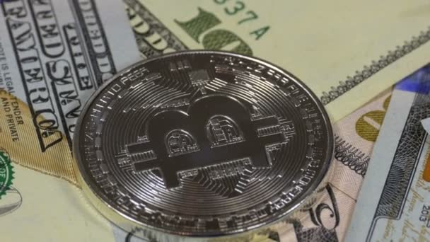 Moneda de plata Bitcoin, BTC y las facturas de dólares están girando — Vídeo de stock