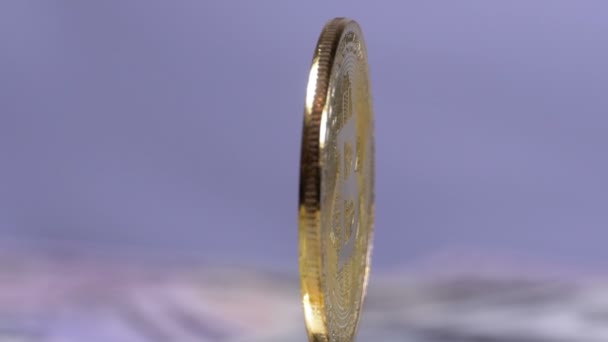 Χρυσό νόμισμα Bitcoin κρυπτονόμισμα, Btc περιστρέφεται σε λευκό φόντο με τους λογαριασμούς δολαρίων — Αρχείο Βίντεο