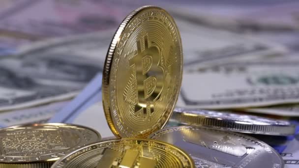 Guld Bitcoin Mynt, BTC och räkningar dollar roterar — Stockvideo