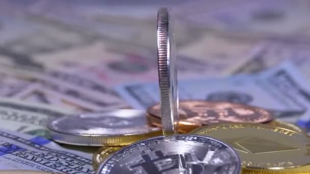 Zilveren Litecoin schijfje, Ltc en rekeningen van de dollar zijn roterende — Stockvideo