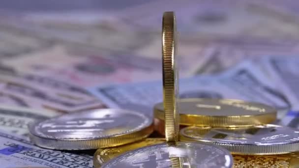 Золота монета і рахунки доларів обертаються — стокове відео
