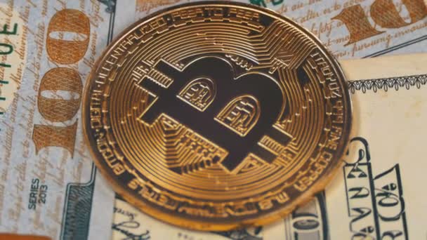 Pièce d'or Bitcoin Crypto-monnaie, BTC Rotation sur fond avec des dollars américains — Video