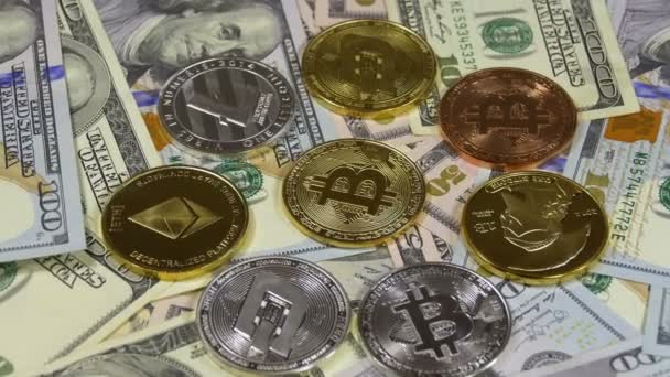 Bitcoin, Litecoin, Ethereum і тире монети, БТД, «ОТК», Eth, тире та рахунки доларів є поворот — стокове відео