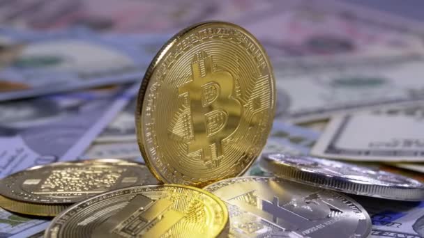 Guld Bitcoin Mynt, BTC och räkningar dollar roterar — Stockvideo
