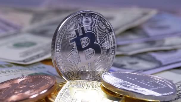 Ασημένιο νόμισμα Bitcoin, Btc και τους λογαριασμούς των δολάρια είναι περιστρεφόμενη — Αρχείο Βίντεο