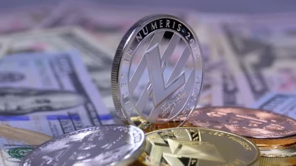 Ασημένιο νόμισμα Litecoin, Ltc και τους λογαριασμούς των δολάρια είναι περιστρεφόμενη — Αρχείο Βίντεο