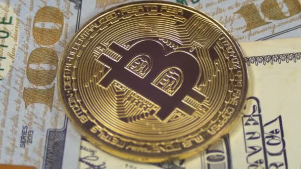 Gold Bitcoin Coin Cryptocurrency, BTC roteren op de achtergrond met Amerikaanse dollars — Stockvideo