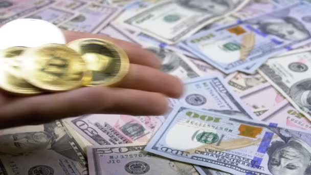 Hand houdt verschillende munten van Cryptocurrency op een tabel met Us Dollars zijn roterende — Stockvideo