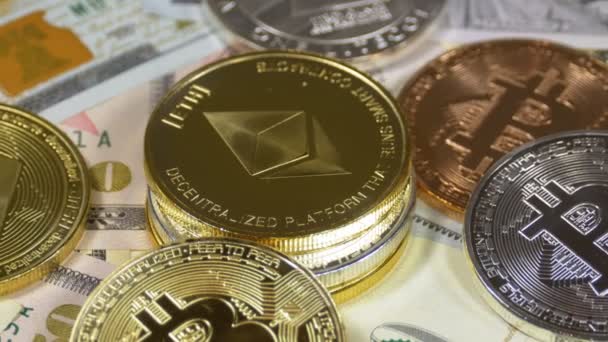 Ethereum, Bitcoin, Litecoin och Dash mynt, Btc, Ltc, Eth, Dash och räkningar dollar rotera. — Stockvideo