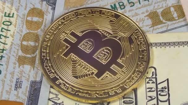 Gold Bitcoin Coin Cryptocurrency, BTC roteren op de achtergrond met Amerikaanse dollars — Stockvideo