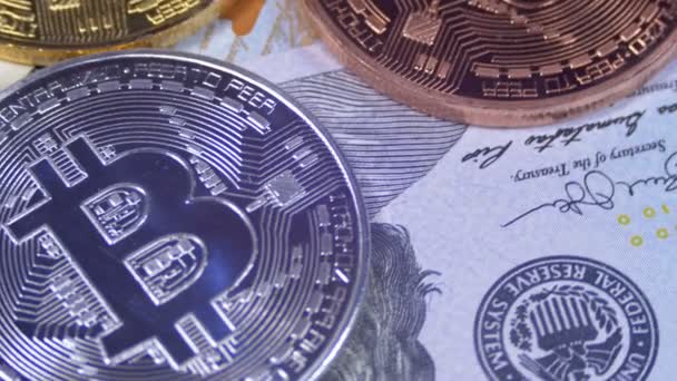 Bitcoin dengan Cryptocurrency Litecoin, Ethereum, Dash Coins, dan Bills of Dollars yang berbeda berputar — Stok Video