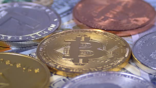 Bitcoin med olika Cryptocurrency Litecoin, Ethereum, Dash Mynt, och räkningar dollar roterar — Stockvideo