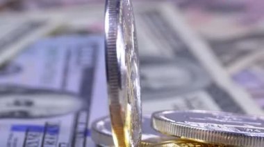 Gümüş Bitcoin sikke, Btc ve dolar faturaları döner vardır