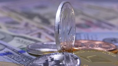 Gümüş Litecoin sikke, STK ve dolar faturaları döner vardır