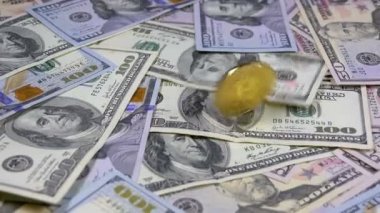 Bitcoin altın Btc döndürmek, dönen, iplik büküm ve tablo ile dolar düşüyor. Ağır çekim