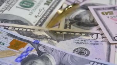 Bitcoin altın Btc döndürmek, dönen, iplik büküm ve tablo ile dolar düşüyor. Ağır çekim