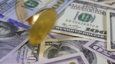 Bitcoin altın Btc döndürmek, dönen, iplik büküm ve tablo ile dolar düşüyor. Ağır çekim