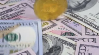 Bitcoin altın Btc döndürmek, dönen, iplik büküm ve tablo ile dolar düşüyor. Ağır çekim