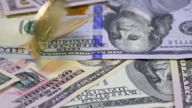 Ethereum altın Eth döndürmek, dönen, iplik büküm ve tablo ile dolar düşüyor. Ağır çekim