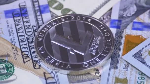 Криптовалюта срібла і доларові купюри обертаються — стокове відео