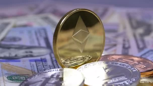 Goud Ethereum munten, ETH en facturen van dollars zijn roterende — Stockvideo