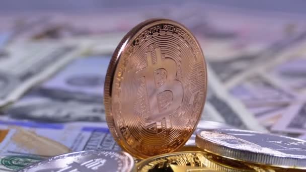 Bitcoin en bronze La pièce, le BTC et les lettres de dollars tournent — Video